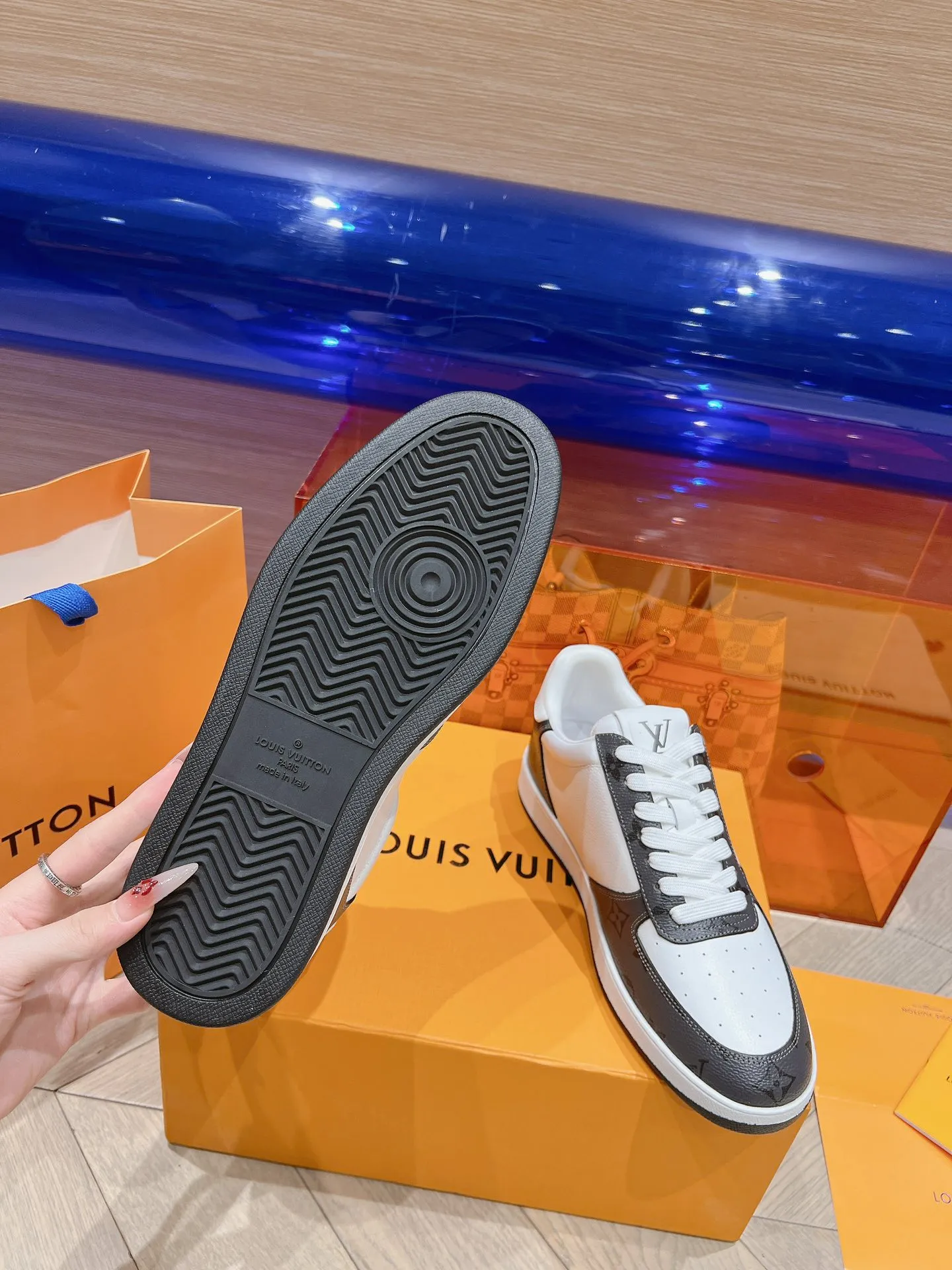 👟👟Ex-factory price 680👟👟 LV new white shoes men's letter series letter color matching pure cowhide 3D printed breathable holes men's casual business travel shoes👟full of comfort Size number: 39-45